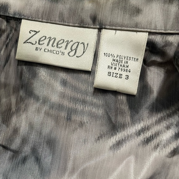 Zenergy by Chico’s women’s gray / multi color metalic Animal print windbreaker - Picture 4 of 6